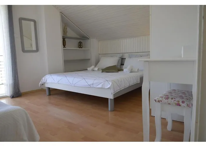 Geraeumige Mit Meerblick By Interhome *